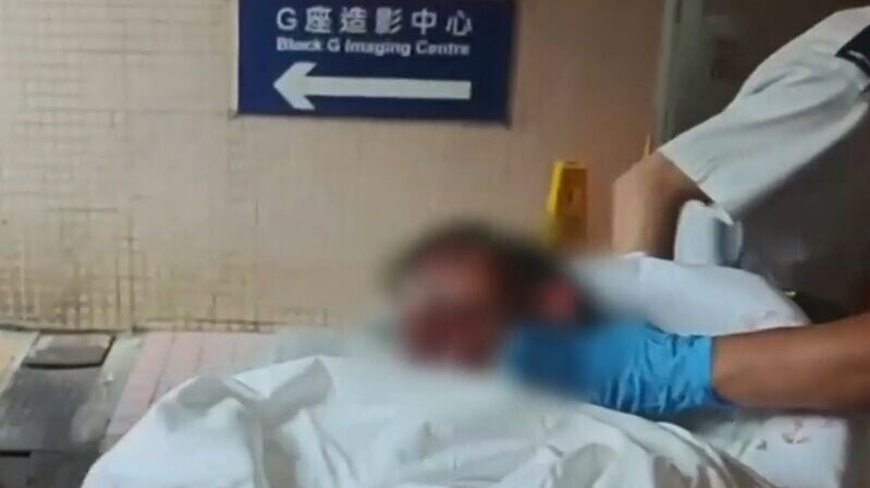 黃大仙上邨發生傷人及墮樓案，一男受刀傷浴血𨋢內，另一男墮樓斃命。(有線新聞截圖)