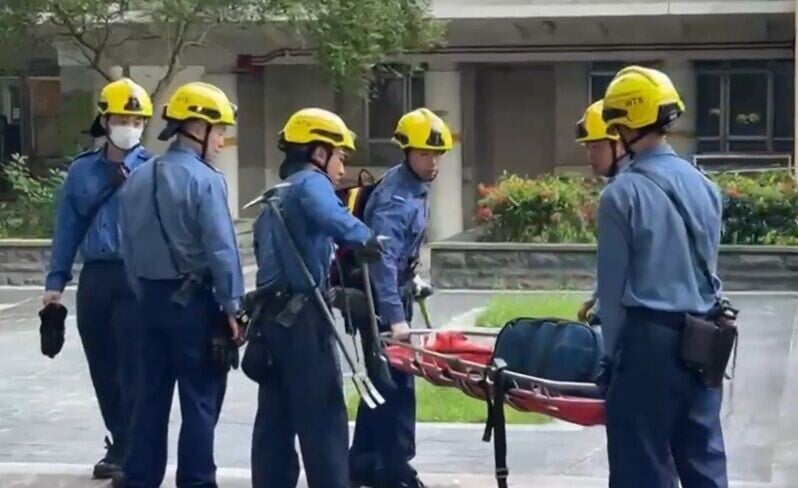 救援人員亦大廈外地面發現46歲事主,當場證實已經死亡。(有線新聞截圖)