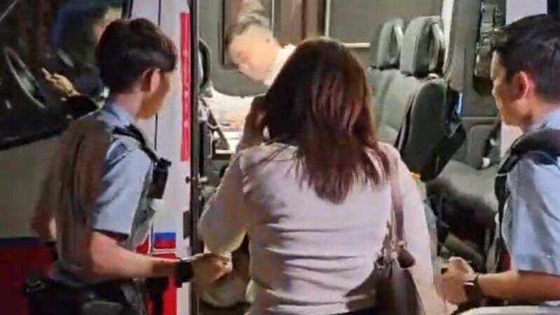 九龍城食肆男子被指用菠蘿襲女友，警持盾到場證屬誤會。(網上截圖)