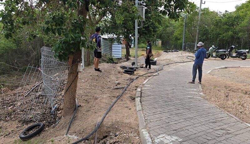 當地警方相信電單車在下坡時疑失控衝出彎道墜落懸崖。(X)