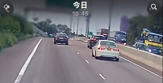 凌志逼使中港牌私家車收慢車速,及將車靠向右邊閃避,過程險象環生。(FB/車cam L(香港群組))