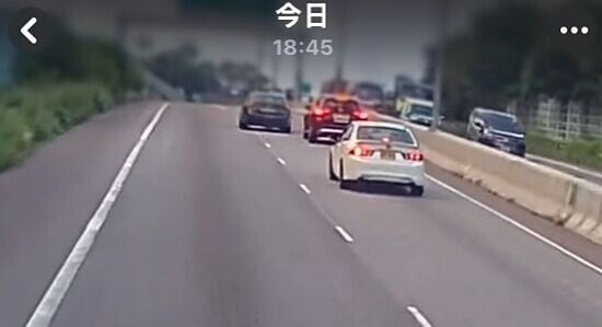 凌志至少兩次惡意逼近正於右線行駛的中港牌私家車。(FB/車cam L(香港群組))