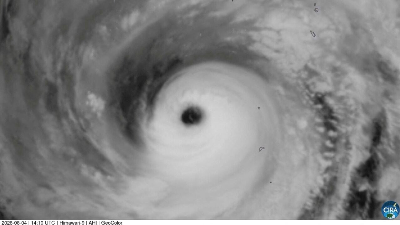 颱風白海豚在日本小笠原群島掠過衛星圖(路透)