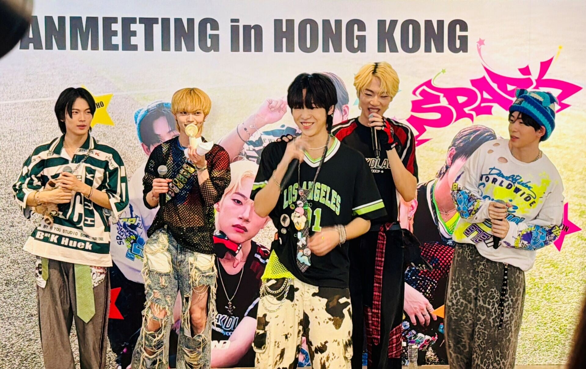 2.左起 攢燏Chan Yul、玲Rei、振源Jin Won、周玹Ju Hyun、永浩Yeong Ho、