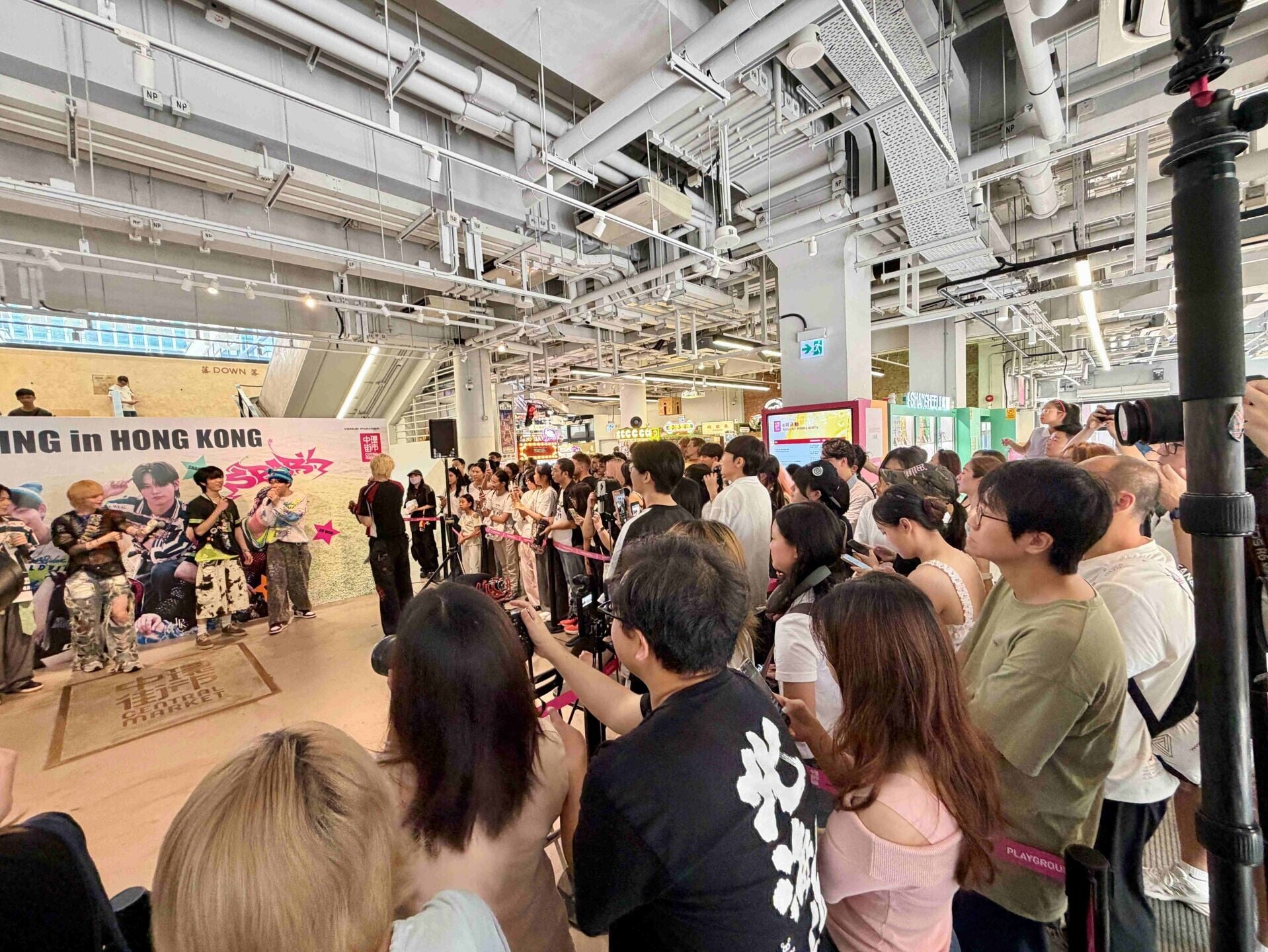 11.擠滿數百粉絲