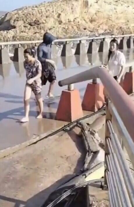 9歲男童已遭巨浪捲入海中,下落不明