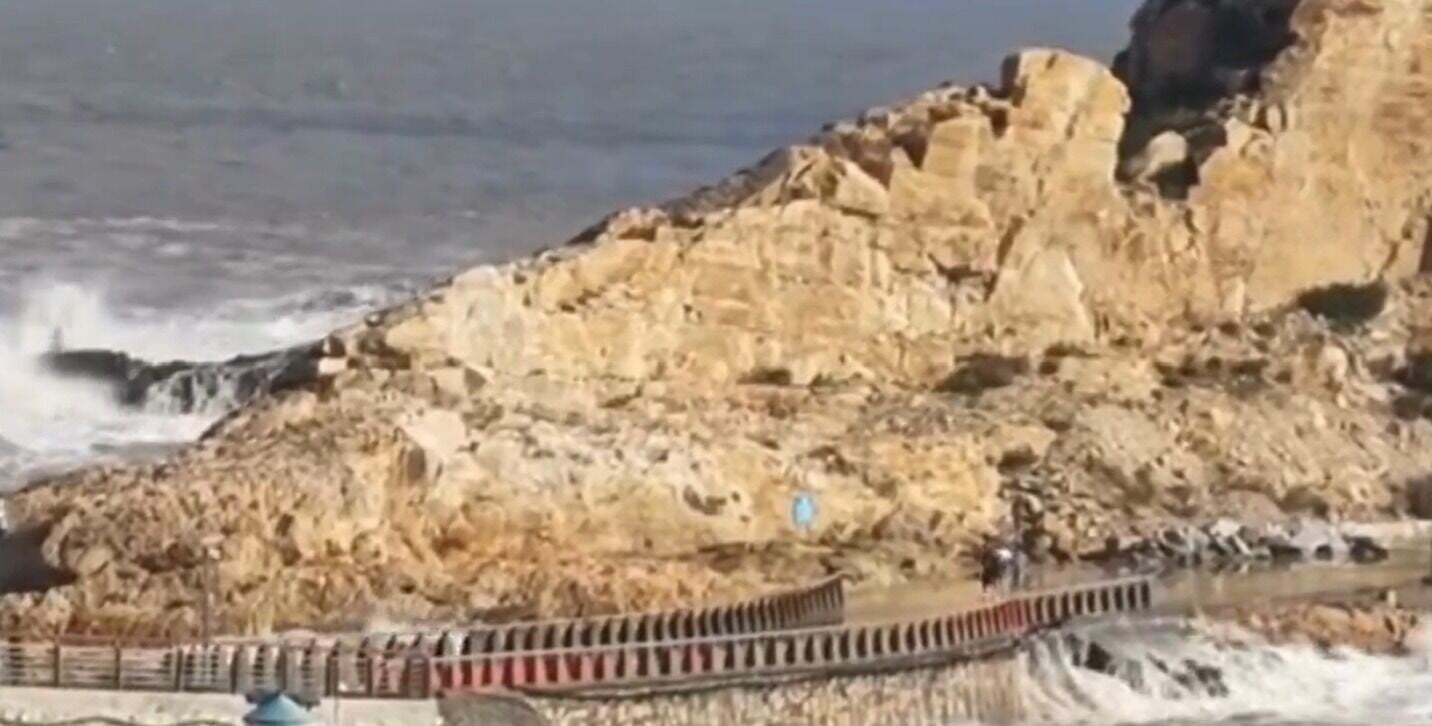 因颱風來襲而封閉的浙江台州溫嶺石塘大壩,有4名外地遊客不顧當地人勸阻擅闖觀浪