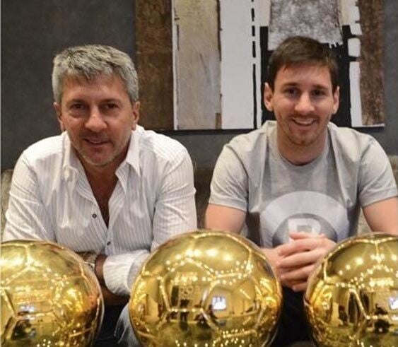 美斯與父親佐治美斯(Jorge Messi)與金球獎合照