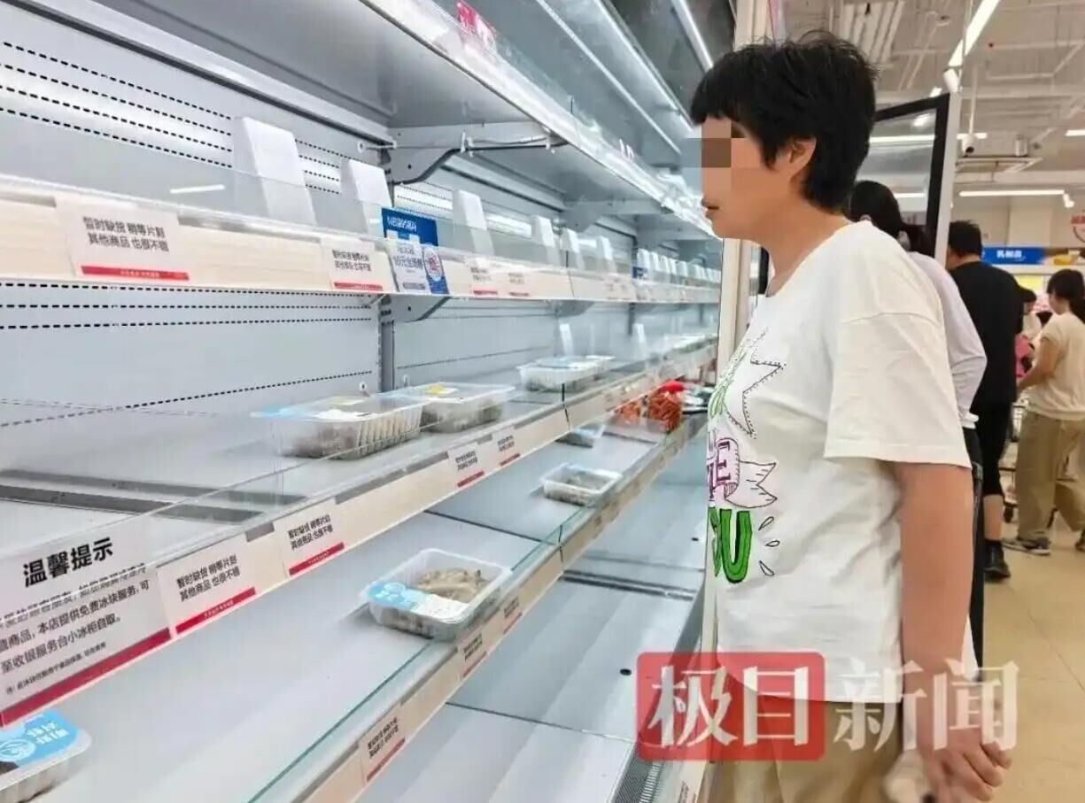 市民在超市目睹貨架空空如也