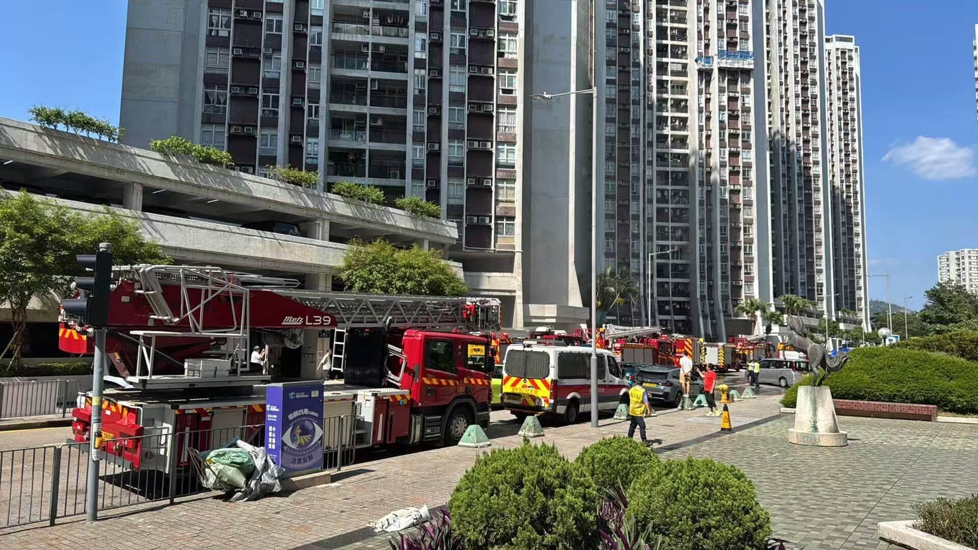 太古城海棠閣一個單位懷疑冷氣機著火。(丁江浩FB)