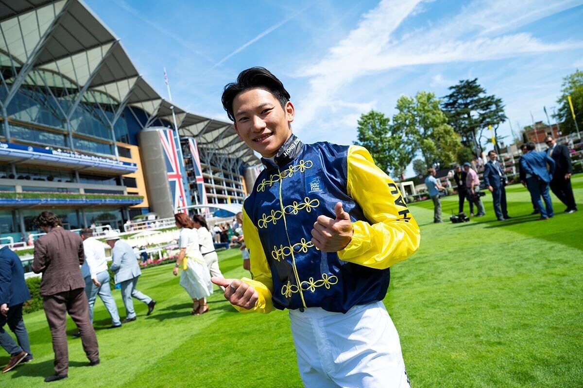 周俊樂勝出識價盃短途賽後雀躍萬分。(馬會提供)