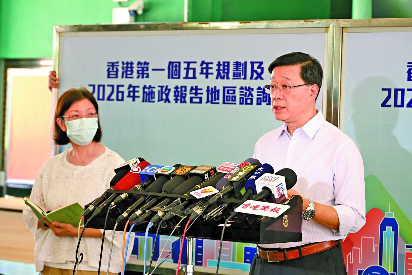 李家超昨率領司局長出席香港第一個五年規劃及2026年《施政報告》地區諮詢會。(林俊源攝)