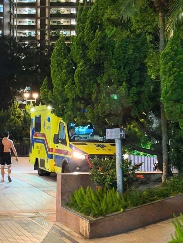 最後有救護車及警車到場。(FB/黃大仙友(黃大仙/新蒲崗/慈雲山/鑽石山/彩虹/樂富/竹園))