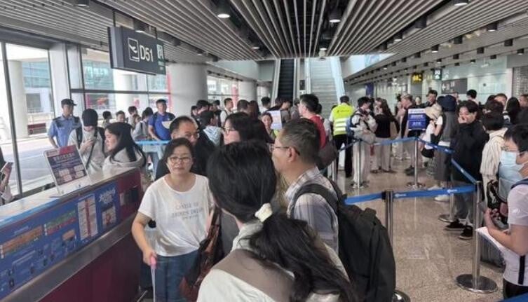飛機轉降北京後，大批乘客滯留。（圖／翻攝《網易》）