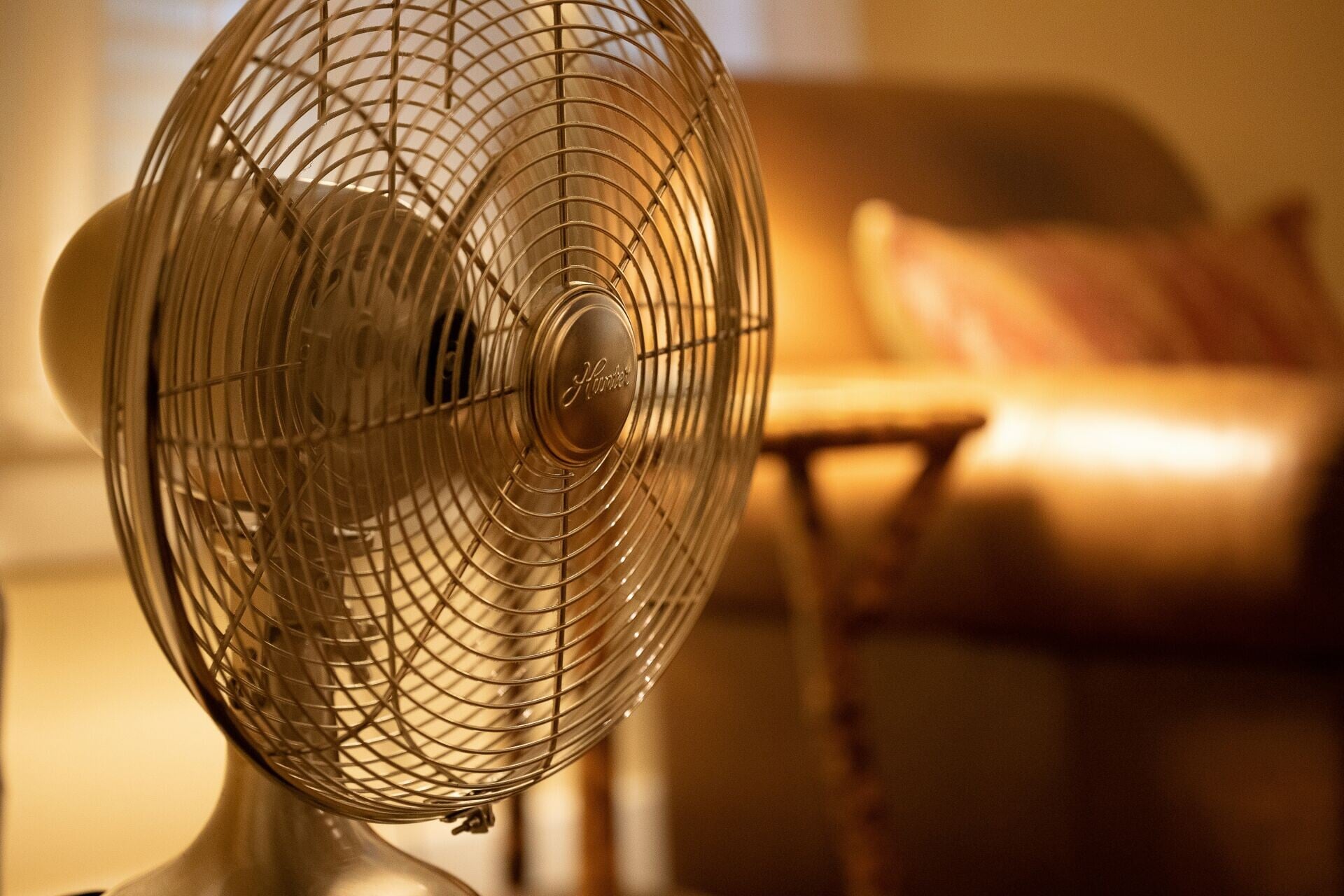如室內溫度高達40°C,切勿單用吹電風扇,只會愈吹愈熱。