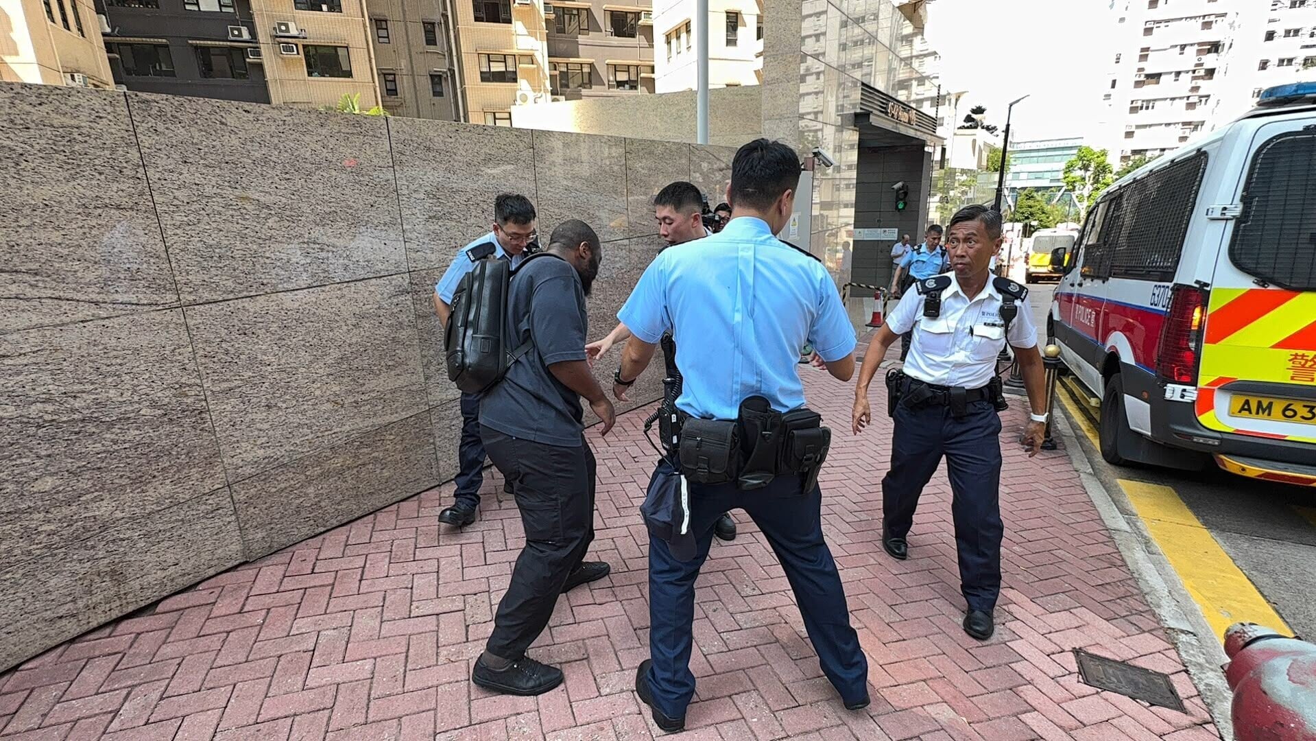 碧瑤灣斬人|赤膊南亞漢揮刀追斬途人 女傭及保安受傷(有片)