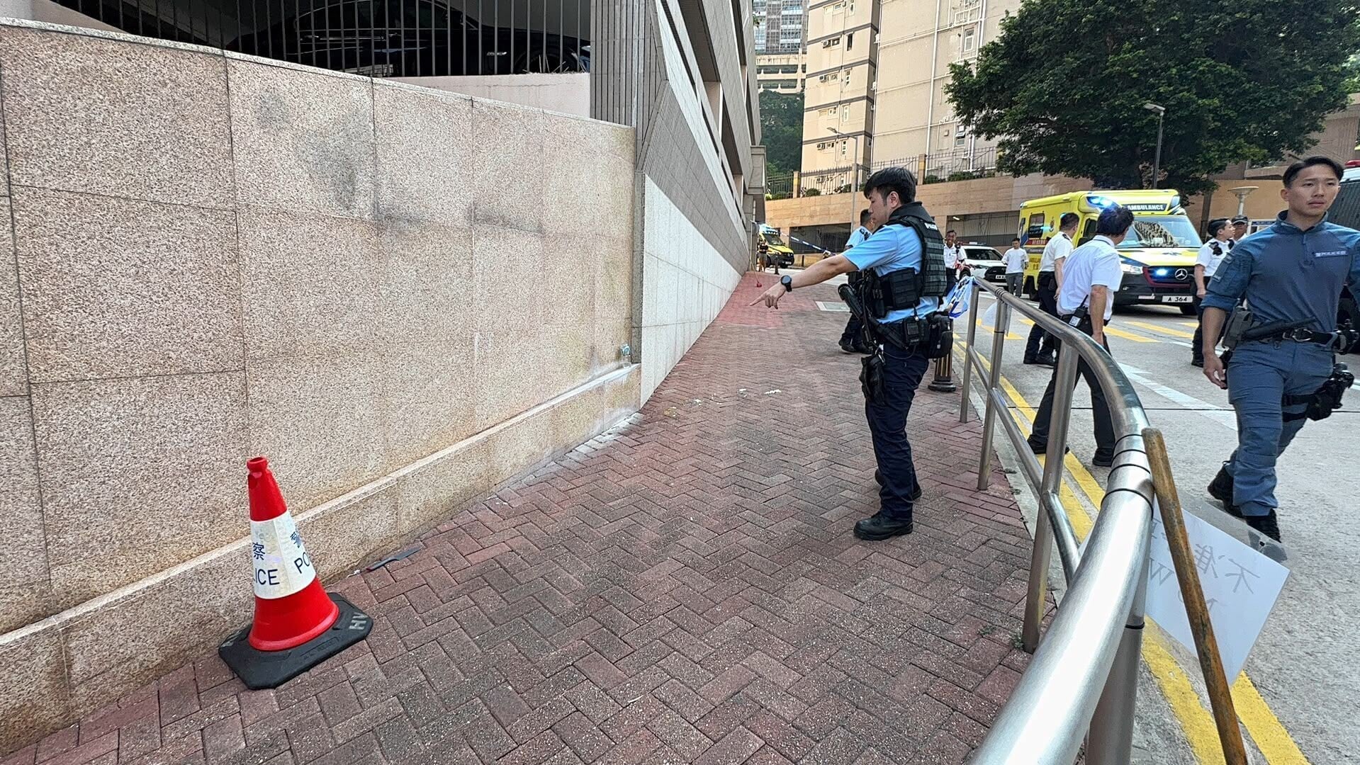 碧瑤灣斬人|赤膊南亞漢揮刀追斬途人 女傭及保安受傷(有片)