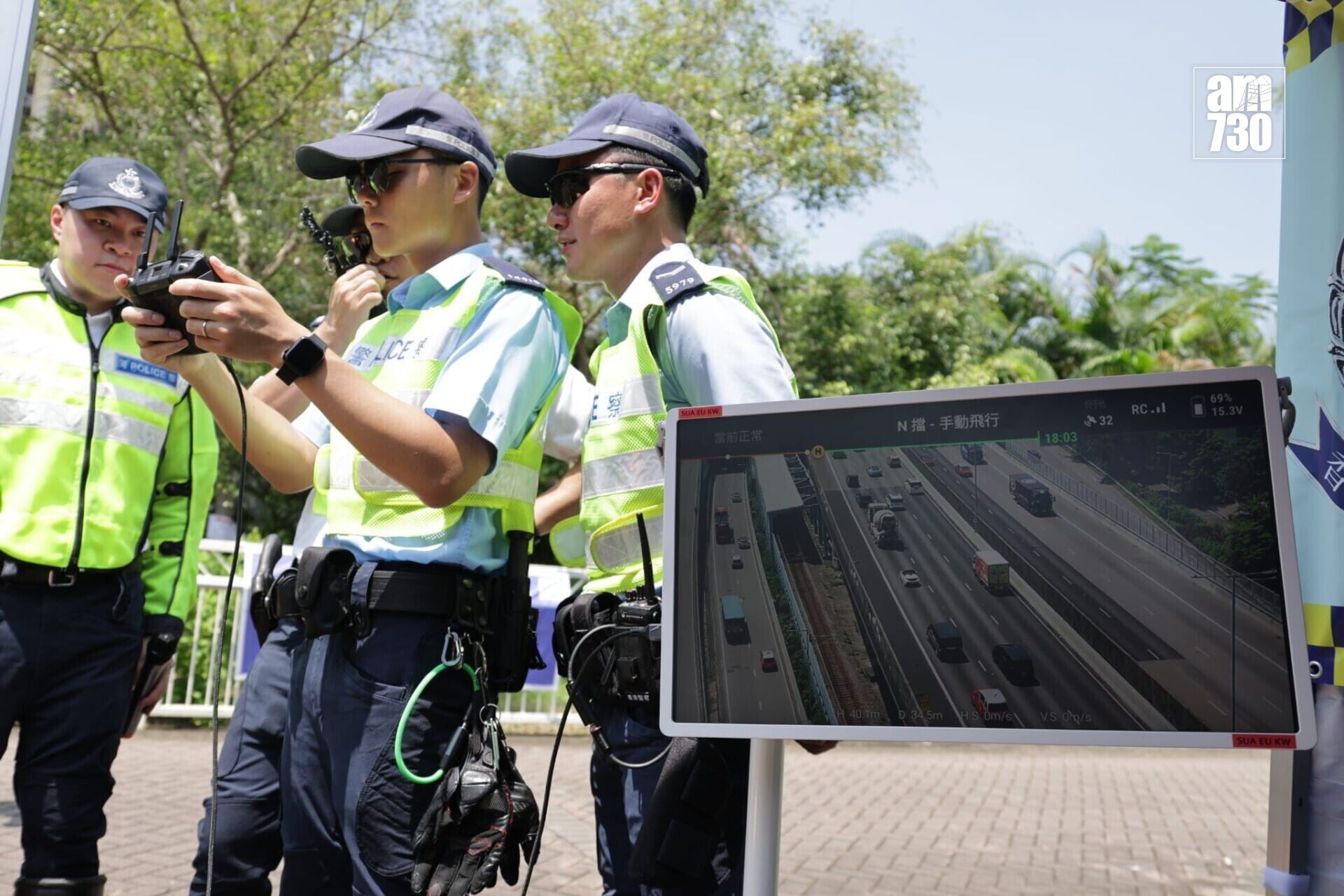 警方今日在起連翔道及西九龍公路使用無人機執法。(鍾式明攝)