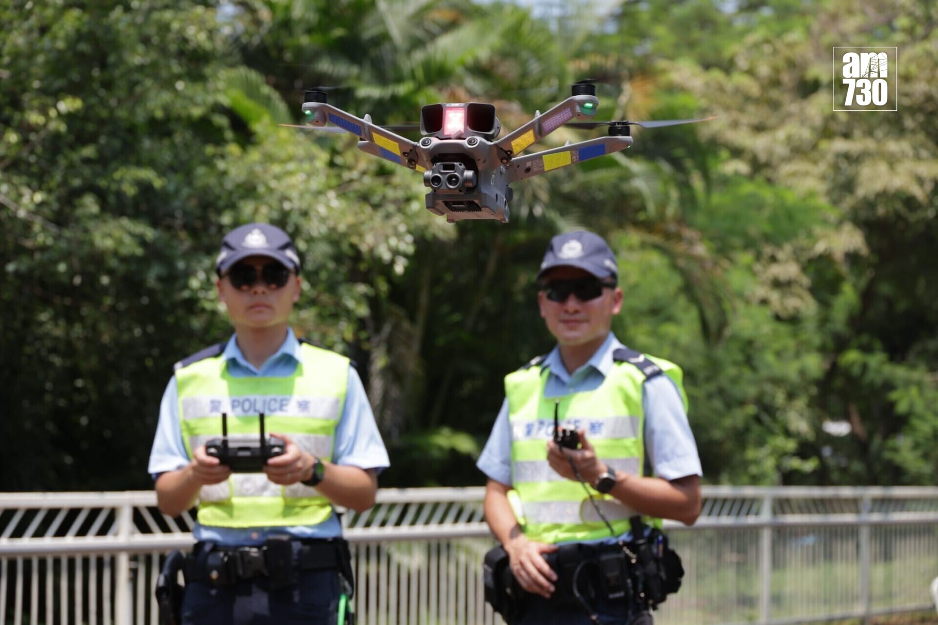 警方今日在起連翔道及西九龍公路使用無人機執法。(鍾式明攝)