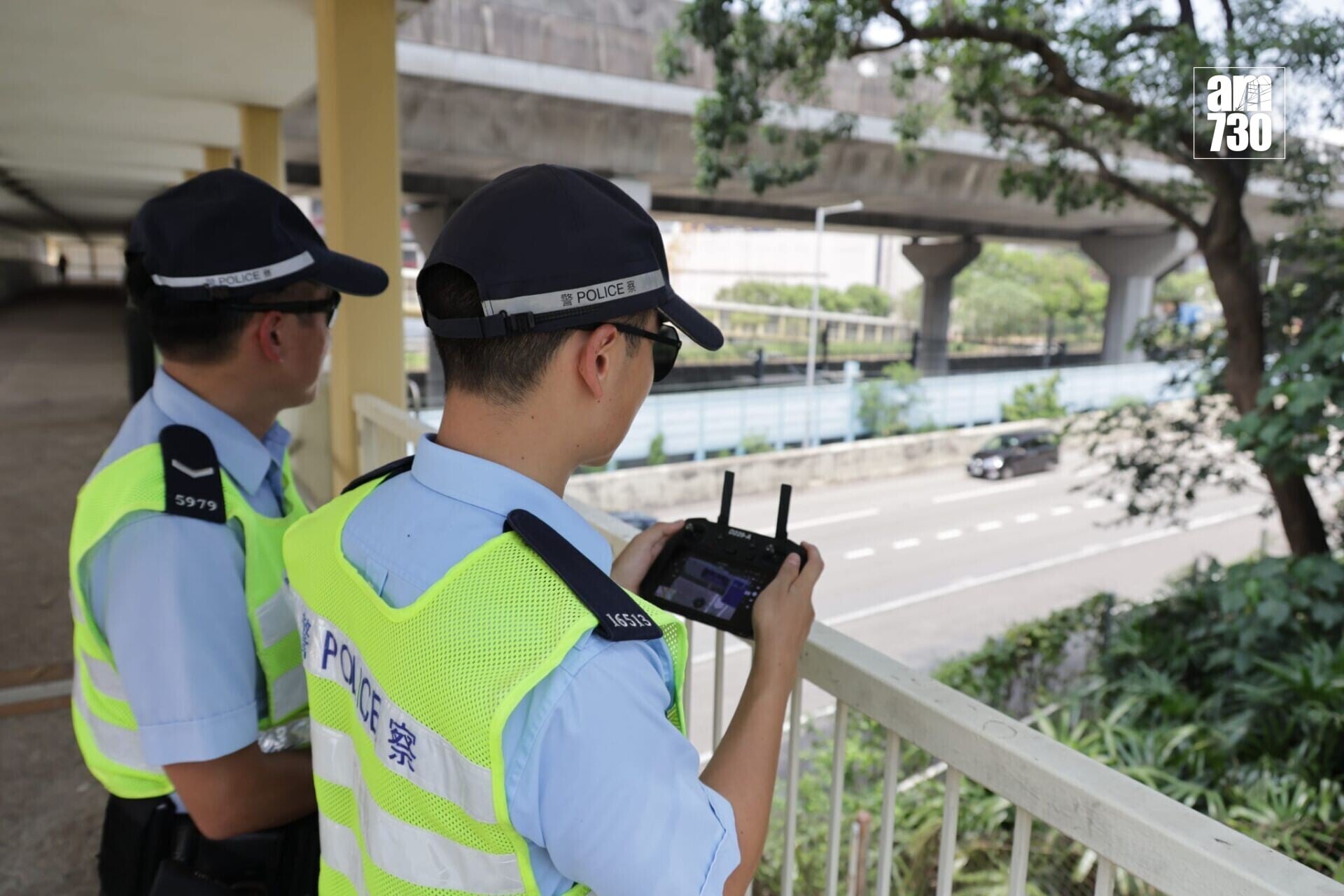 警方今日在起連翔道及西九龍公路使用無人機執法。(鍾式明攝)