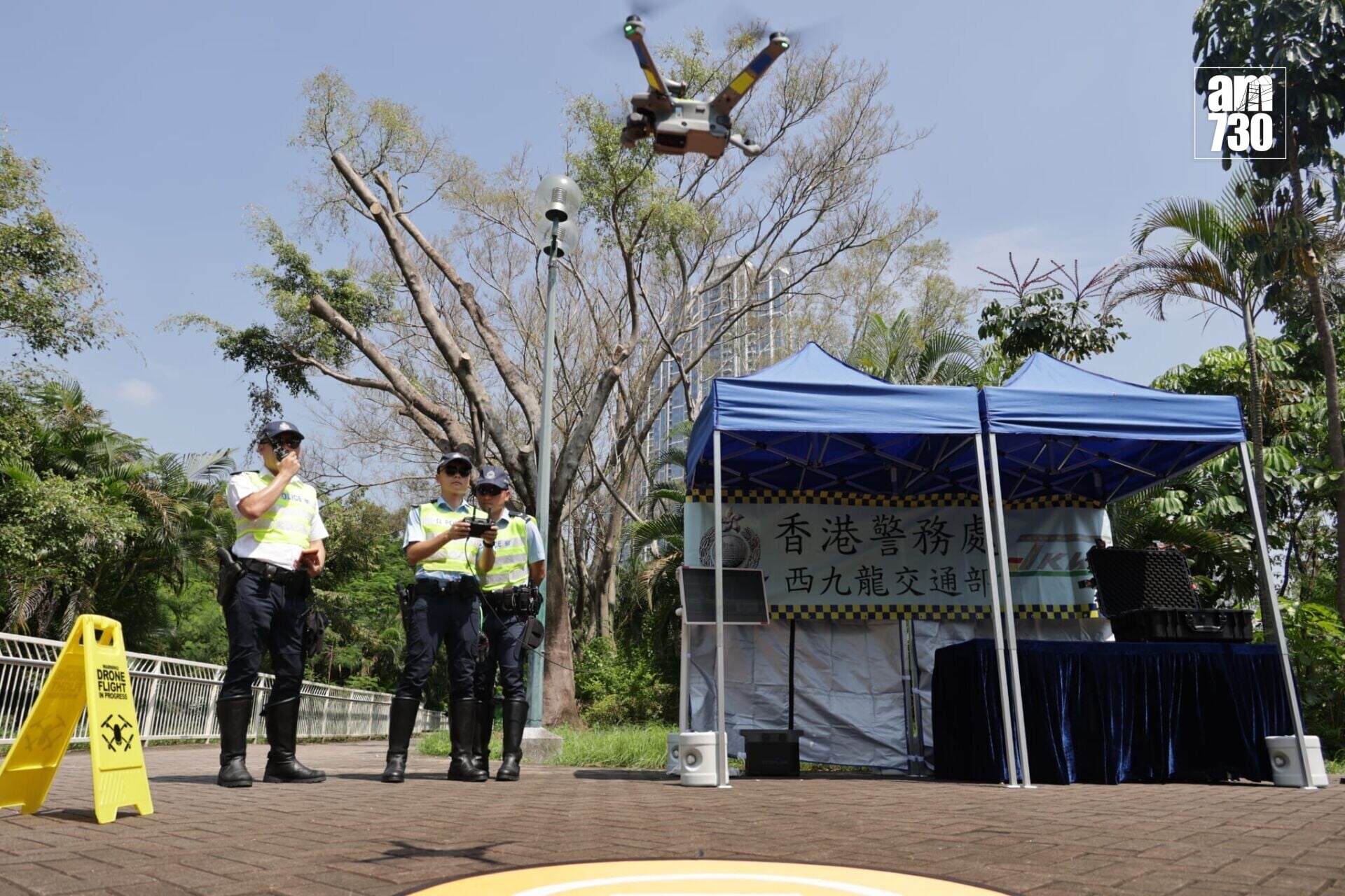 警方今日在起連翔道及西九龍公路使用無人機執法。(鍾式明攝)
