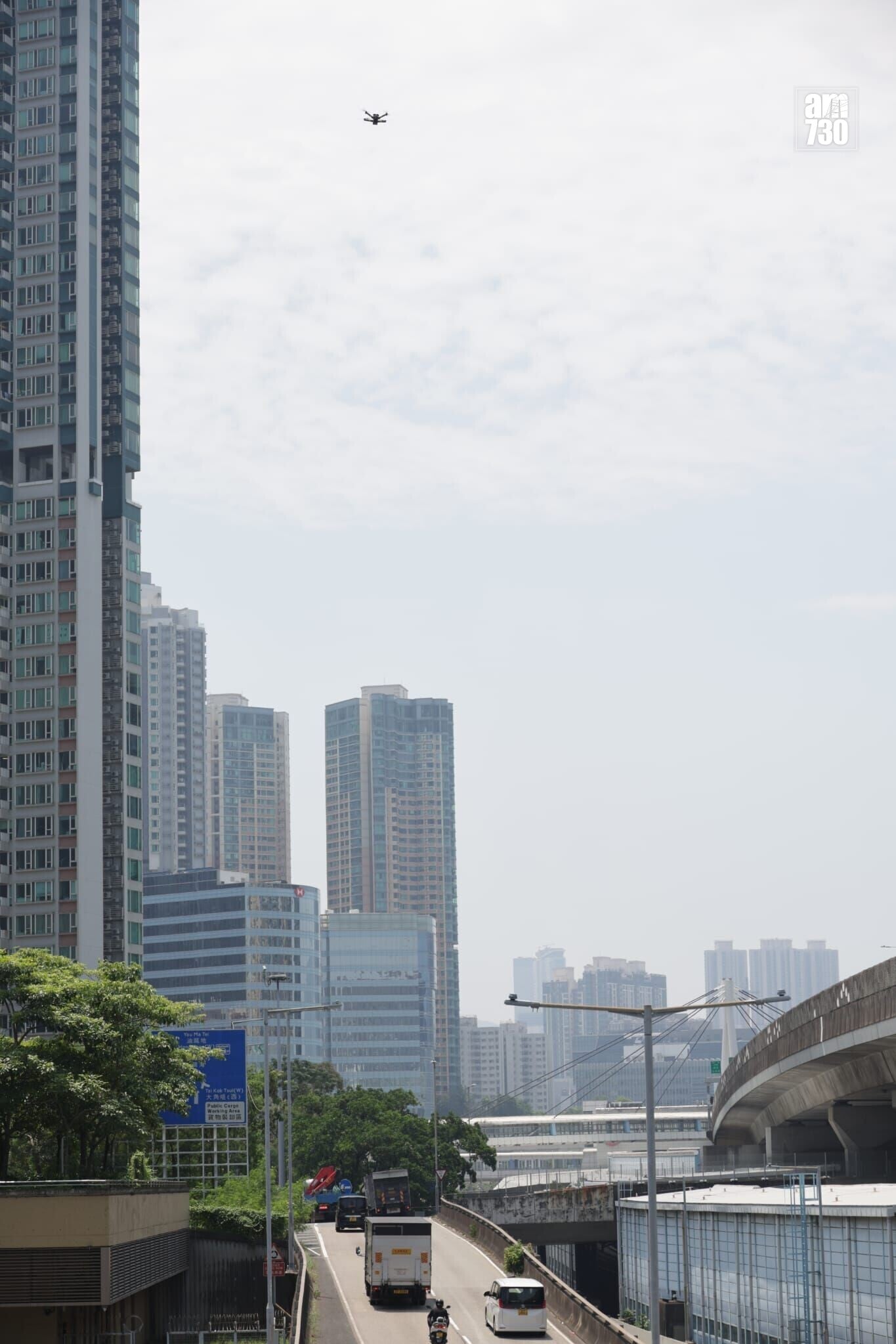 警方今日在起連翔道及西九龍公路使用無人機執法。(鍾式明攝)