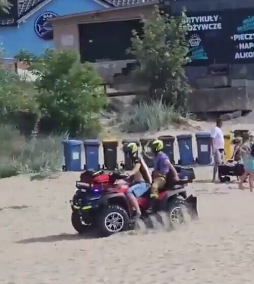 有救生員使用擴音器和沙灘車(ATV)協助協調。(X)