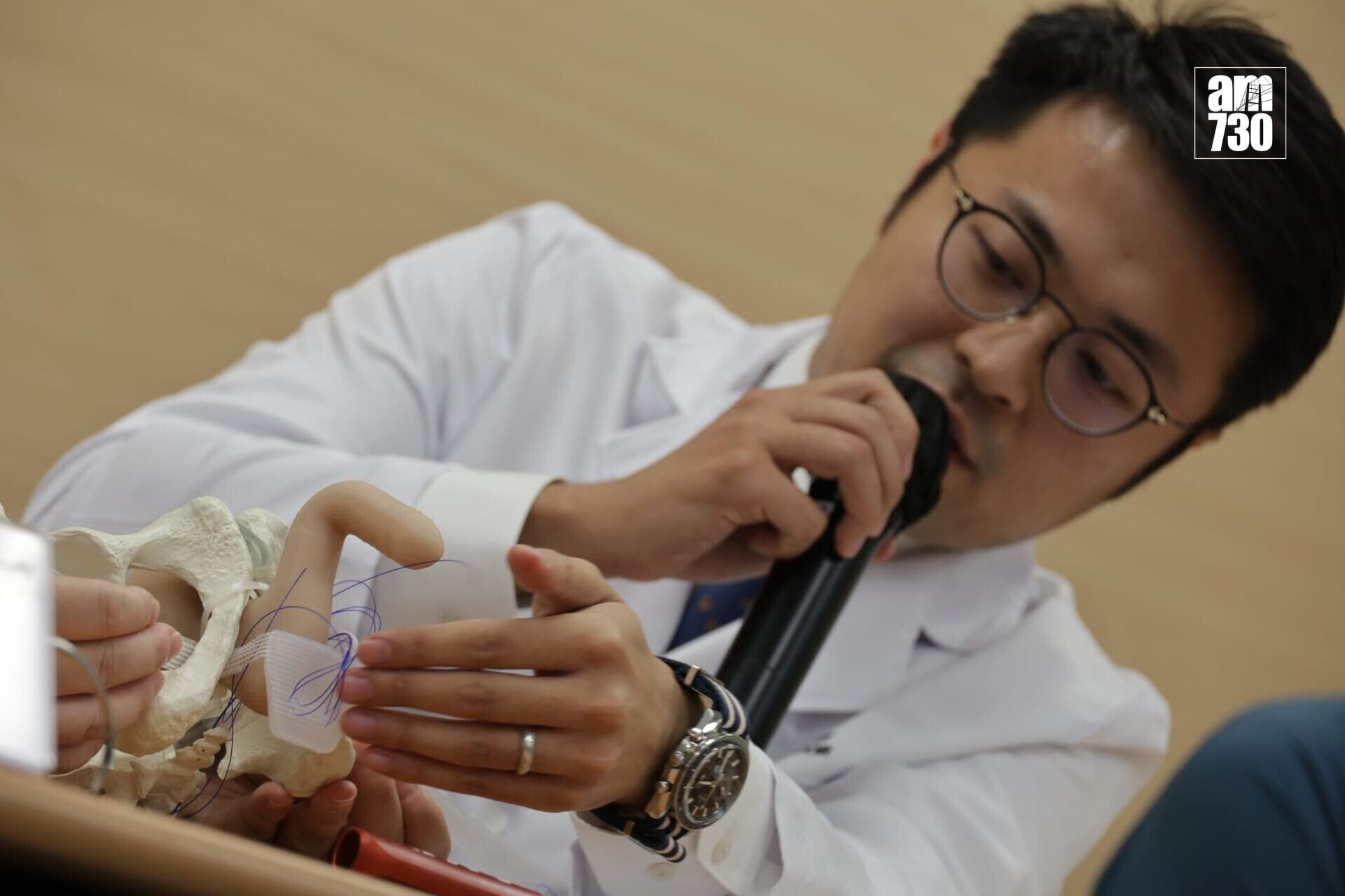 前列腺癌治療或衍尿失禁,瑪麗醫院引新技術調節尿道壓力。(鍾式明攝)
