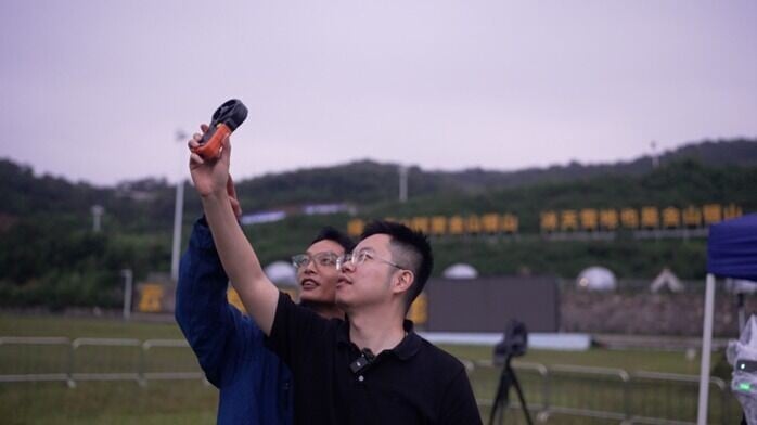 無人機群飛行規劃員正在測風速。(網上圖片)