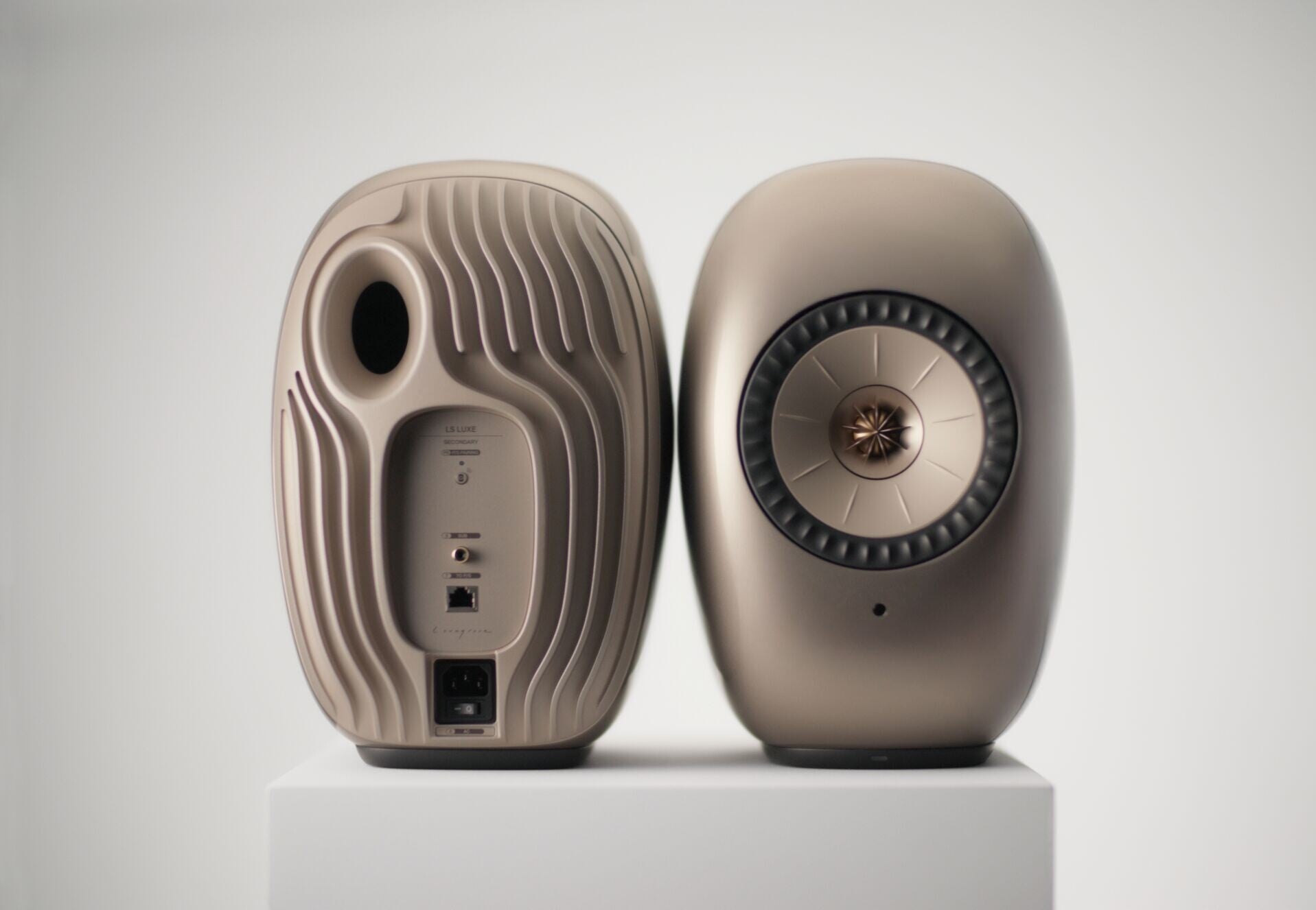 KEF LS LUXE獨特的橢圓形外觀。