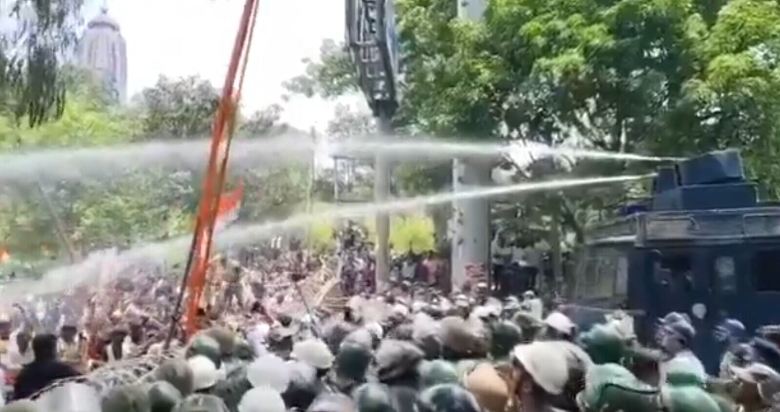警方出動水砲驅散人群,現場氣氛緊張