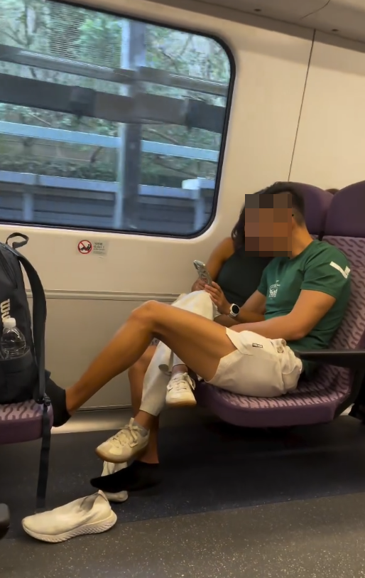 女方將右腳擱在男方大腿。(Threads@ welcome_to_new_hk)