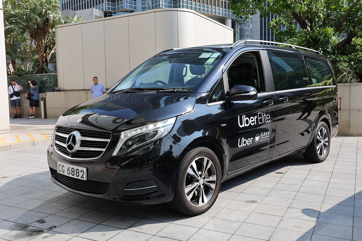 Uber夥拍冠忠巴士推出豪華轎車接送服務Uber Elite。(羅錦鴻攝)