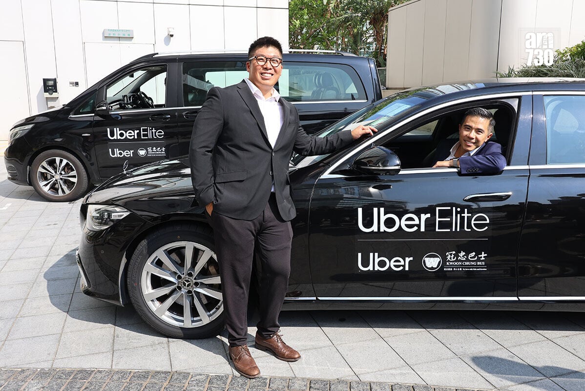 黃焯添(左)相信今次與Uber合作,可帶來更安全、貼心和尊尚的出行體驗,右為鍾志霆。(羅錦鴻攝)