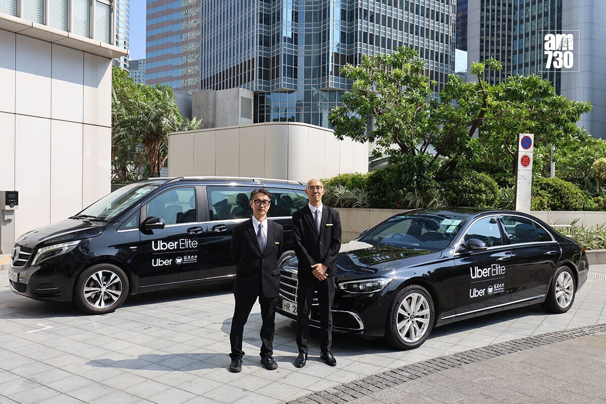 參與營運Uber Elite行程的司機會穿着制服。(羅錦鴻攝)