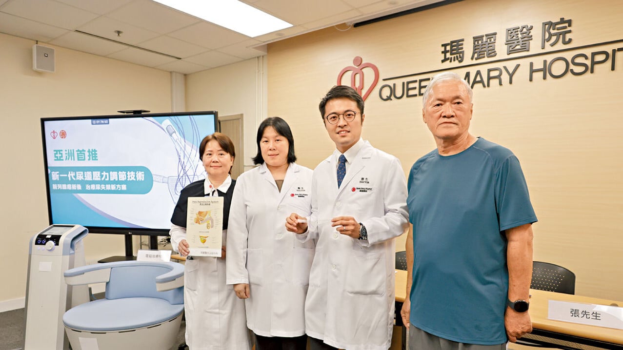 張先生(右一)稱，應用新技術後尿滲情況大為改善；右二為王庭峰。(鍾式明攝)