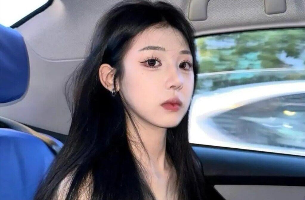 姜小柔是靈異網紅,主要經營靈異探險及「破除迷信」相關直播與短片