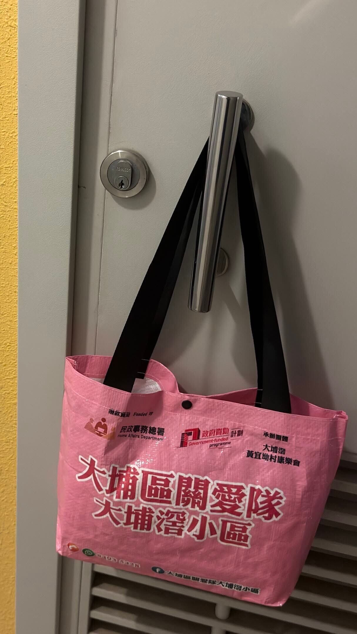 大埔區關愛隊(大埔滘小區)向街坊派發福袋(Threads圖片)