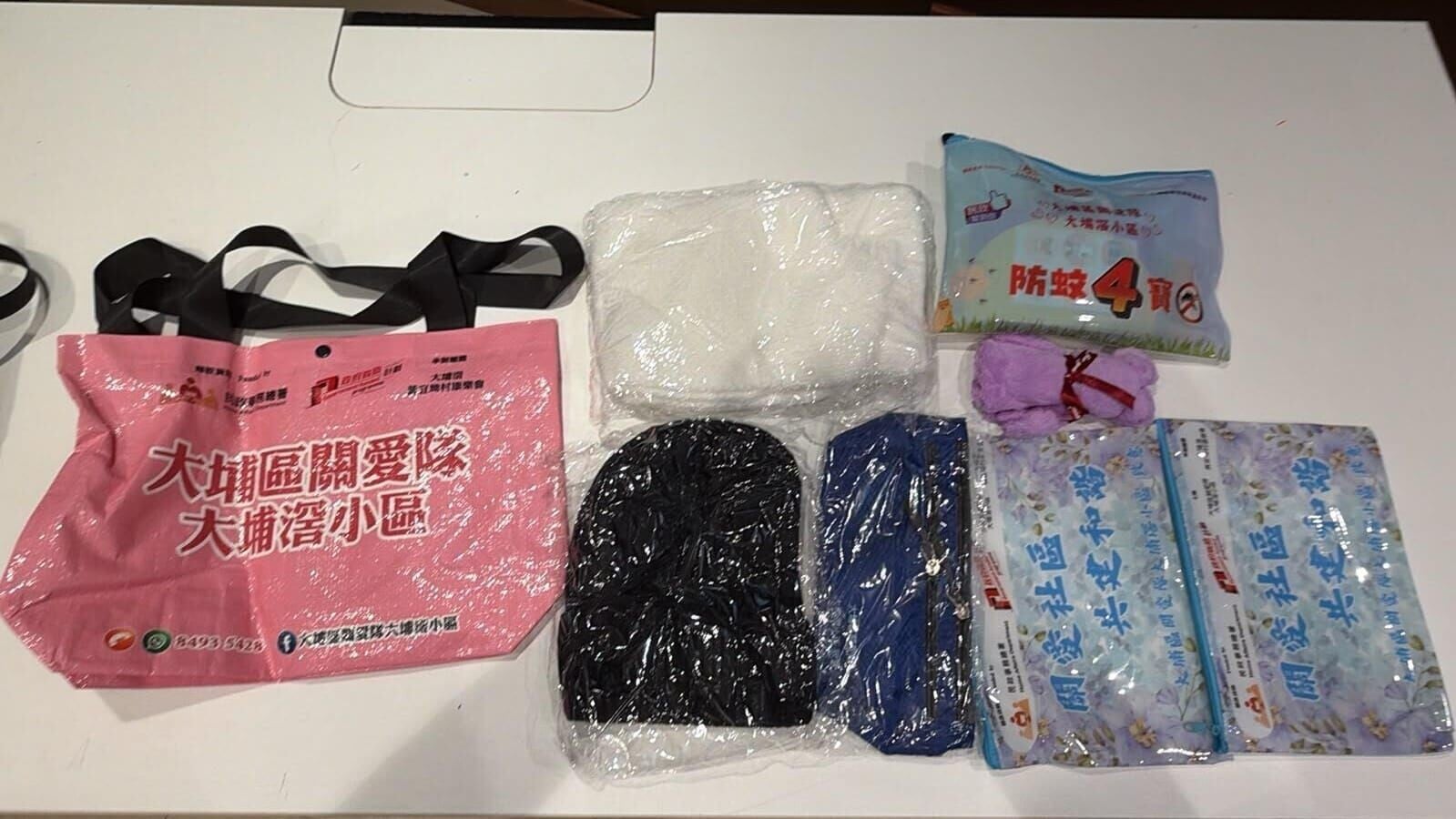 大埔區關愛隊(大埔滘小區)向街坊派發福袋(陳笑權提供圖片)