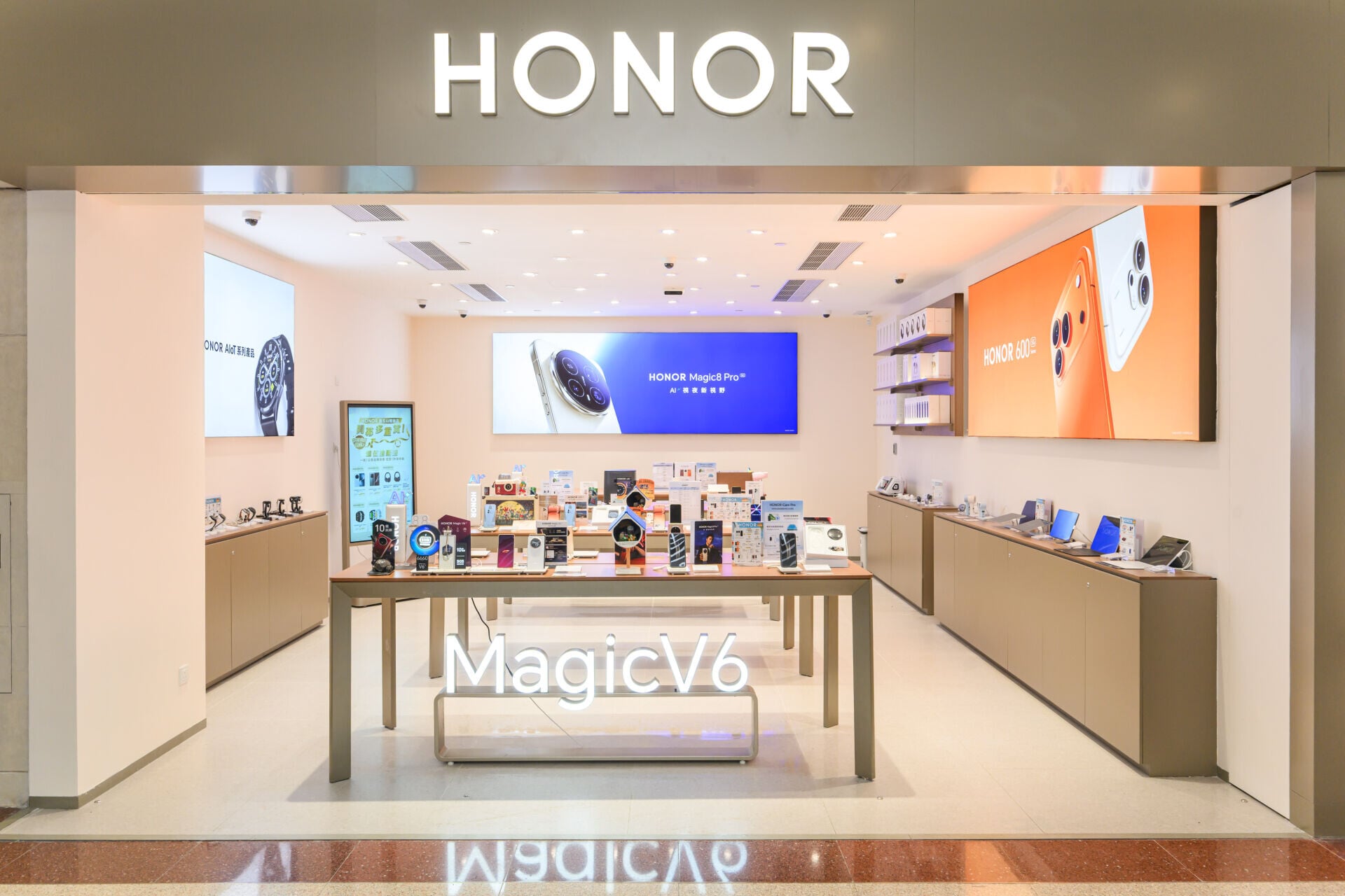 HONOR鑽石山體驗店展示品牌智能及家電產品。