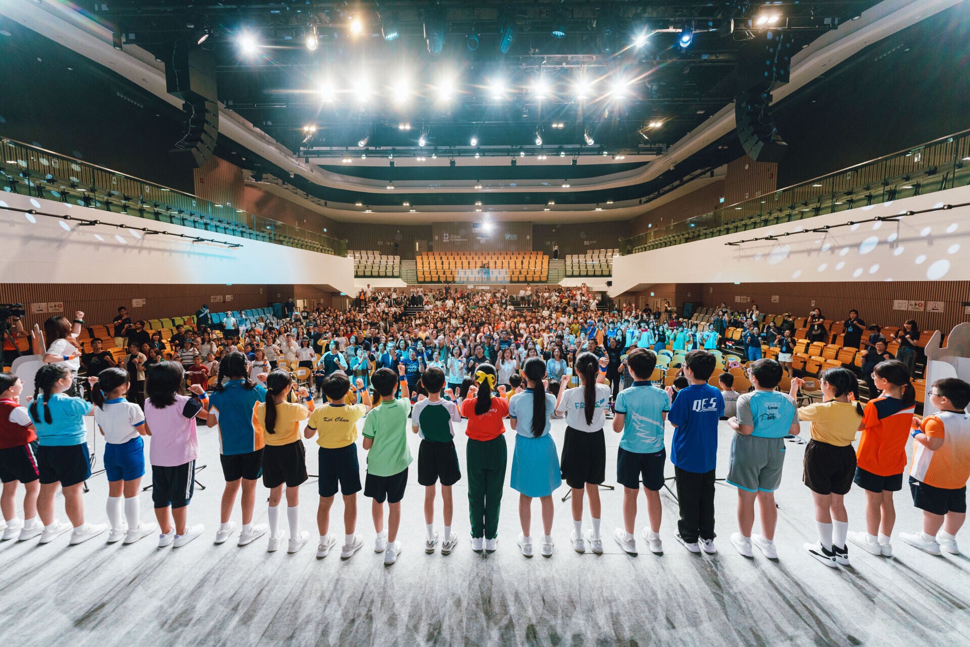 香港校際合唱團小學組於台上表演線上合唱團主題曲《速速》。