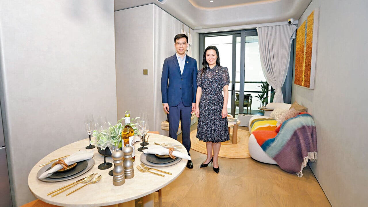 叡璟I昨開放兩個示範單位，圖左為孔建，右為岑菲菲。(鍾式明攝)