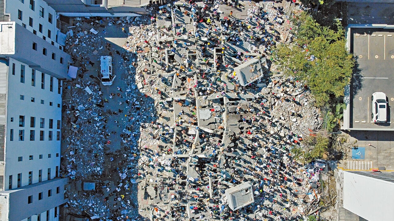 從高空看，建築物夷為平地。(美聯社)哥倫比亞地震