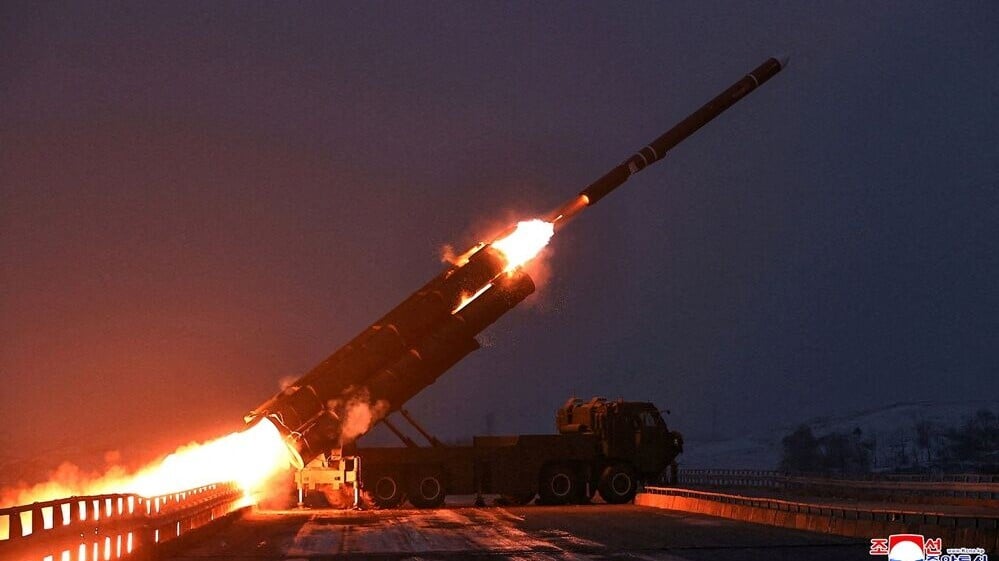朝鮮半島，南韓及日本稱朝鮮向東部海域發射彈道導彈。(朝中社)