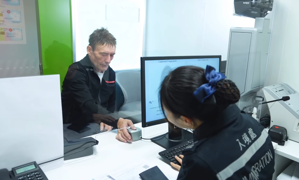 入境處公布「白旋風」韋德(Jimmy White)早前已透過優秀人才入境計劃,正式成為香港人,並在入境處辦理手續取得香港身份證。(入境處ig)