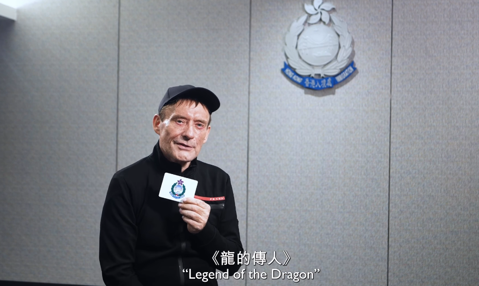 入境處公布「白旋風」韋德(Jimmy White)早前已透過優秀人才入境計劃,正式成為香港人,並在入境處辦理手續取得香港身份證。(入境處ig)