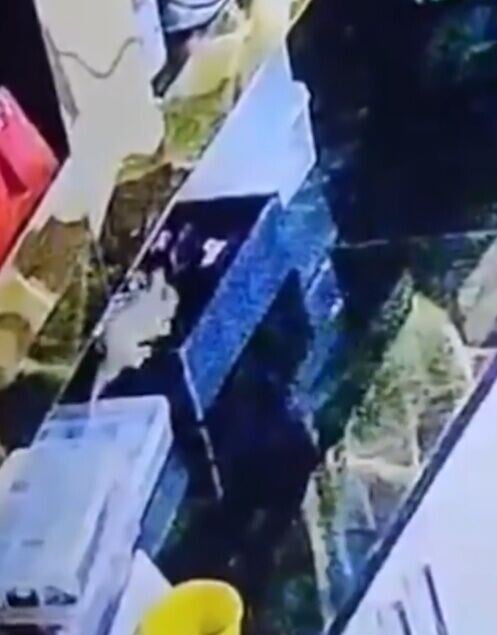 老鼠複地將飾櫃裡的戒指和金頸鏈拖進店內牆角底走去。(X)