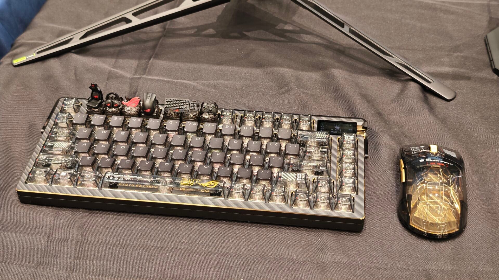 ASUS ROG 20周年限量紀念品鍵盤及滑鼠。
