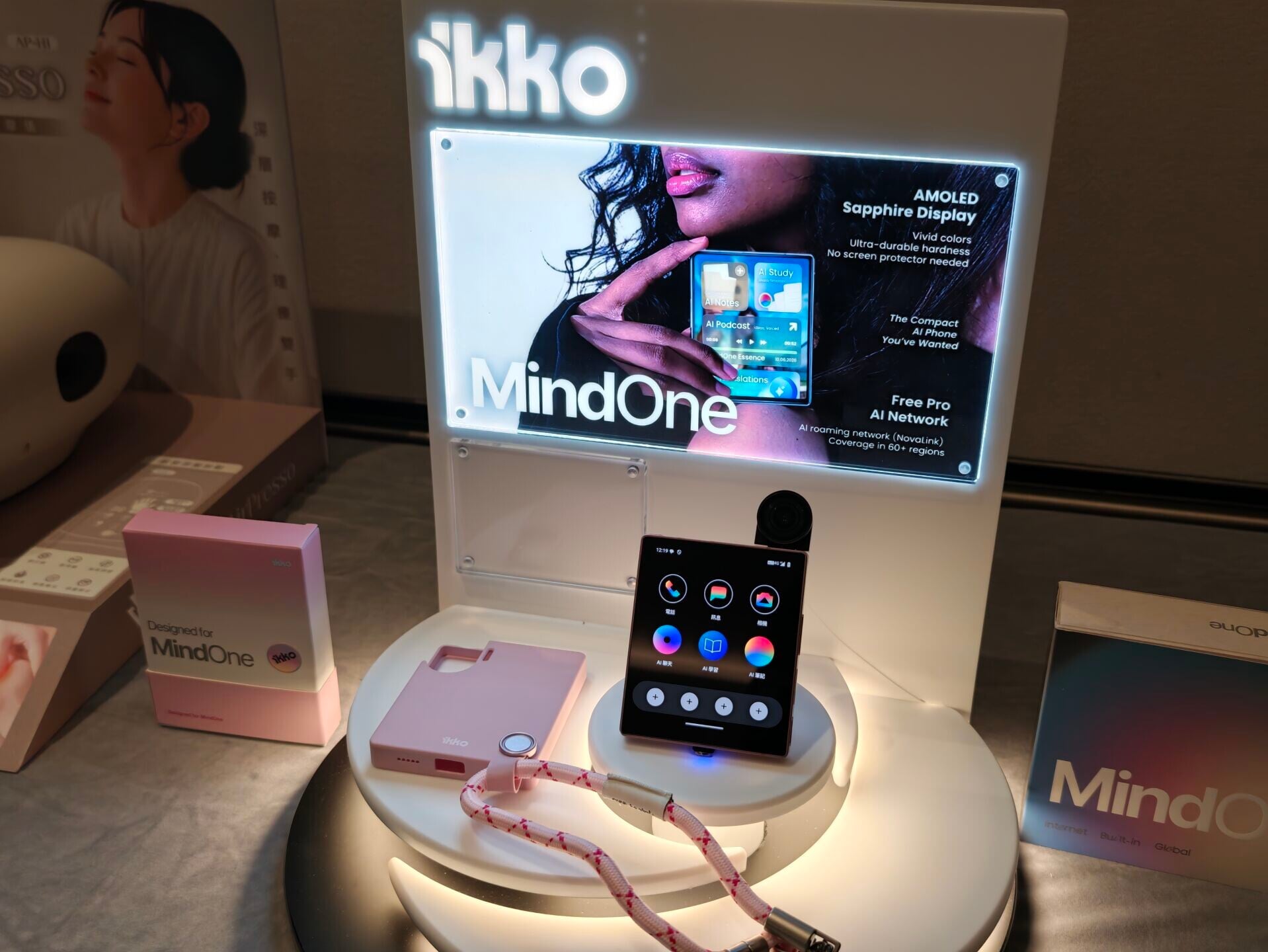 ikko MindOne卡片形手機。