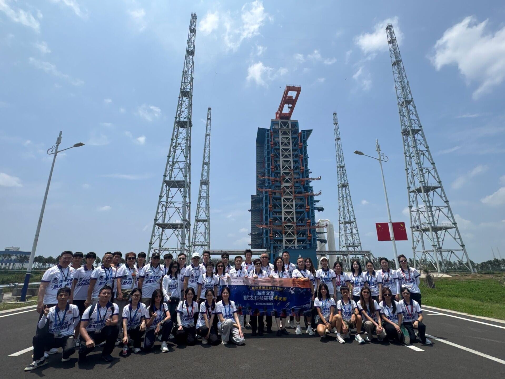陳宗彝上周六帶40多名青年團體的團員參加「海南文昌航太科技研學4天團」,行程焦點是周一實地參觀文昌商業航天發射基地期間,於發射場觀禮台見證長征七號改運載火箭升空(陳宗彝FB)